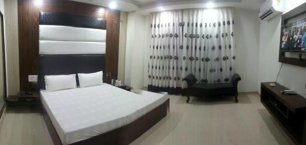 Hotel Ng Paradise Jagādhri Kültér fotó